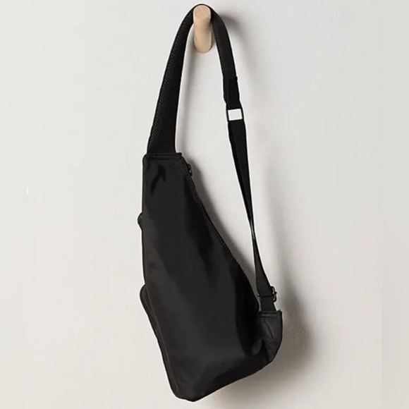 NWT Free People Sprinter Sling Bag in Black - Picture 2 of 4